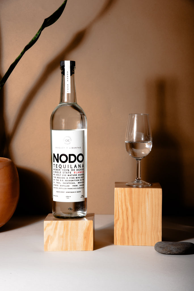 NODO Blanco mood shot vertical
