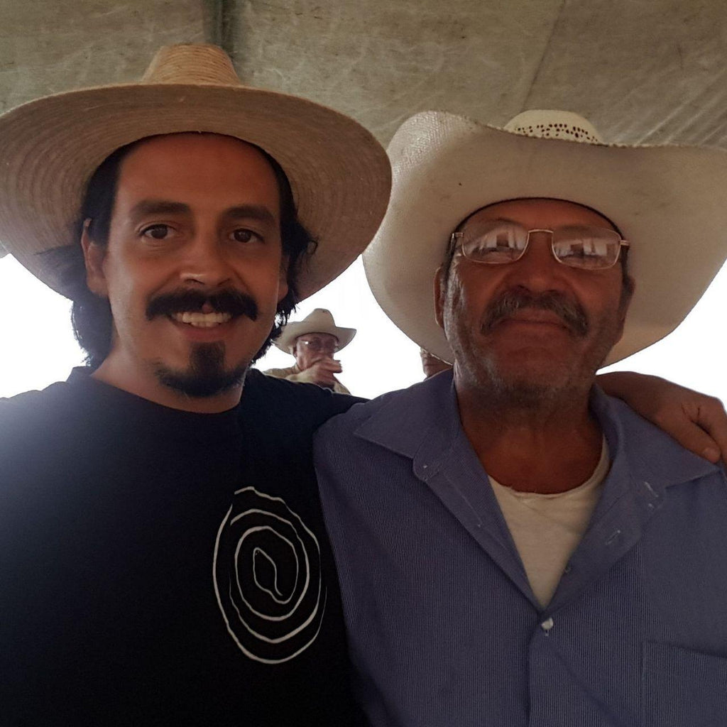 Esteban Morales y Ruben Peña, productor de Raicilla en Mascota Jalisco